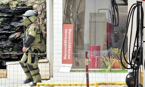 Homem do Esquadrão Antibomba do Bope retira artefato explosivo deixado por bandidos que assaltaram caixa eletrônico em posto de combustíveis de Santo Antônio do Descoberto (Ed Alves/CB/D.A Press) Homem do Esquadrão Antibomba do Bope retira artefato explosivo deixado por bandidos que assaltaram caixa eletrônico em posto de combustíveis de Santo Antônio do Descoberto (Ed Alves/CB/D.A Press)