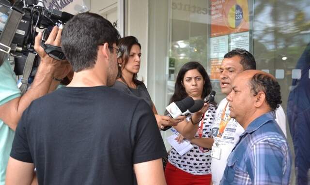 Diretor da Fetec-CN/CUT Washington Henrique cobra mais segurança do banco durante entrevista Diretor da Fetec-CN/CUT Washington Henrique cobra mais segurança do banco durante entrevista