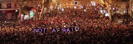 Crédito: Le Monde - Milhares de franceses tomaram as ruas em solidariedade