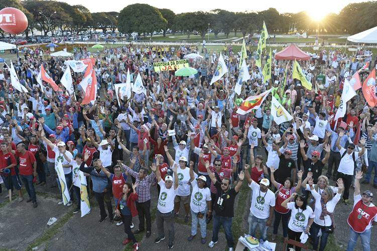 Grupo de servidores protestaram em frente ao Palácio do Buriti durante o julgamento