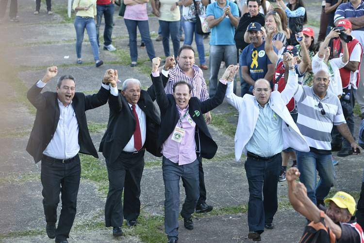 Servidores comemoram a decisão de manutenção do reajuste