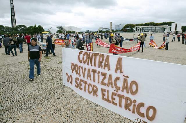 Trabalhadores do setor elÃ©trico protestam contra venda de distribuidoras de energia pela Eletrobras, em frente ao PalÃ¡cio do Planalto - CrÃ©ditos: Marcelo Camargo | AgÃªncia Brasil